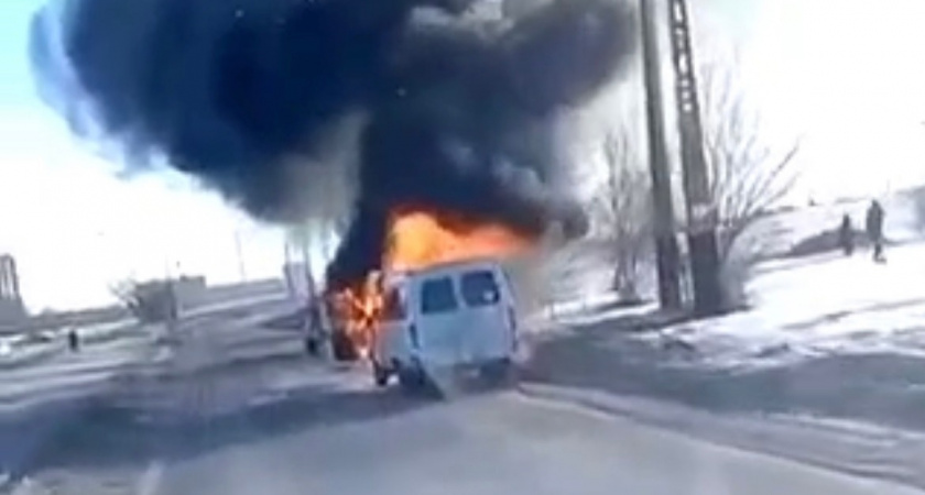 Пожар на дороге: В Орске загорелась маршрутная газель
