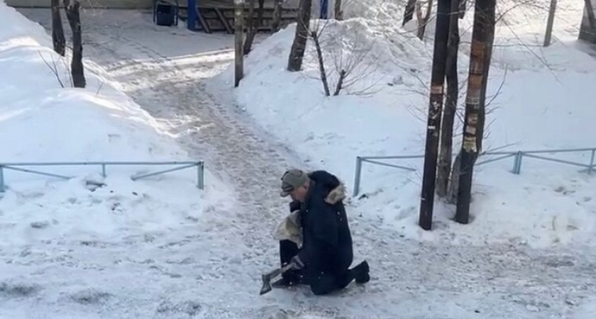 Пенсионер в Оренбурге борется со льдом на дорогах с помощью топора