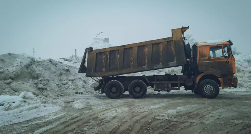 Снег на Амурской складируют с нарушениями: жители Оренбурга возмущаются