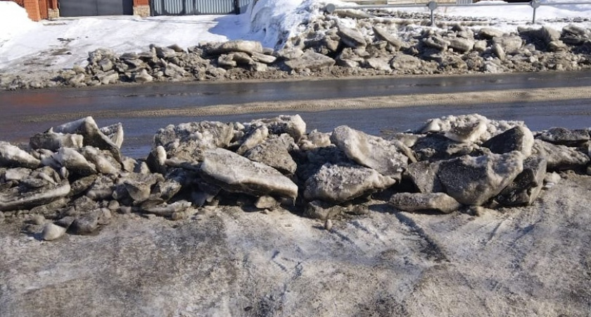 Жители Оренбурга не могут выехать на перекрестке Желябова-Красина из-за льда