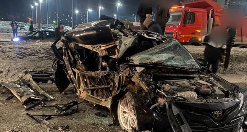 Шокирующее ДТП в Оренбурге: Фронтальный погрузчик столкнулся с Toyota Camry