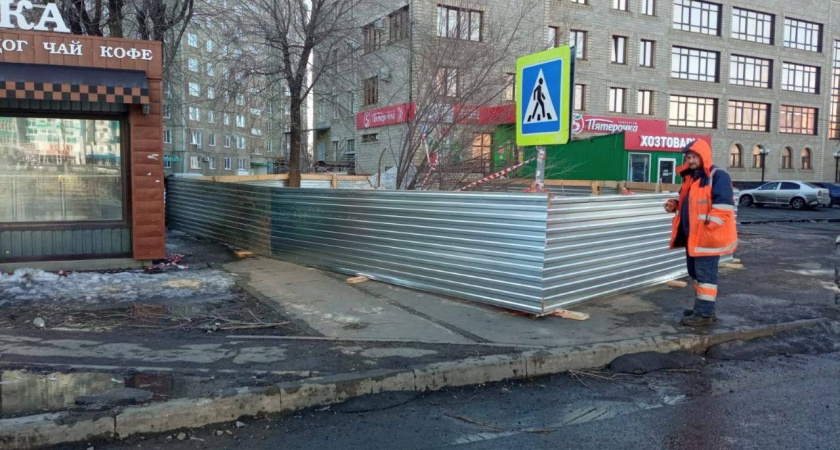 В Оренбурге на улице Терешковой образовался провал с мощным потоком воды