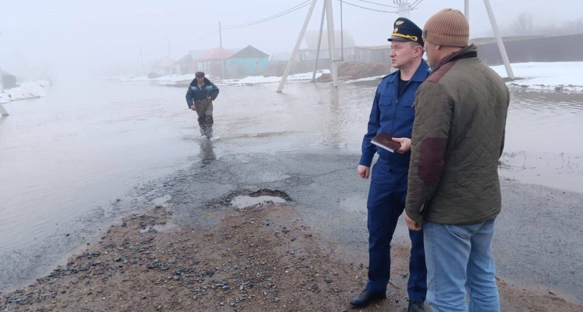 В оренбургском Краснохолме вода затопила 16 улиц и повредила дом