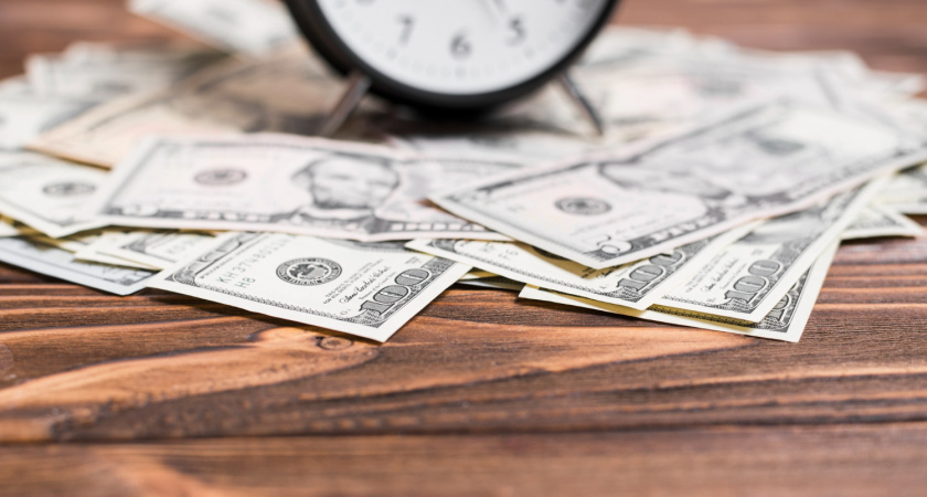 100 фальшивых долларов принес в банк житель Оренбурга