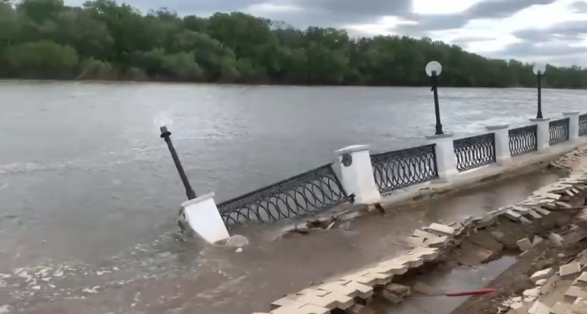 В Оренбурге из-за паводка на набережной Урала ограждение рухнуло в воду 