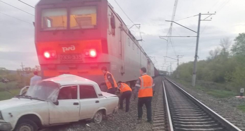 Под Оренбургом угнанный автомобиль столкнулся с поездом