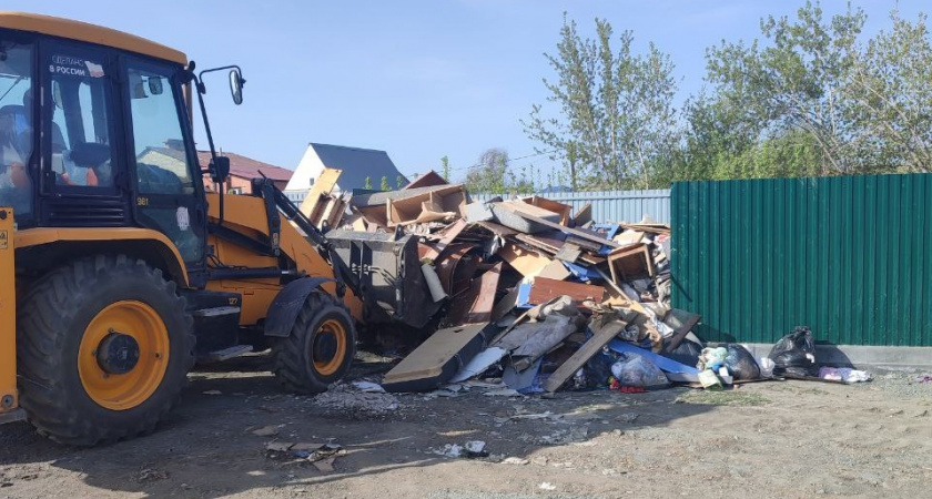 В Оренбурге активно вывозят мусор из пострадавших от паводка районов