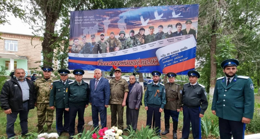 Под Оренбургом установили стенд в память о погибших бойцах СВО