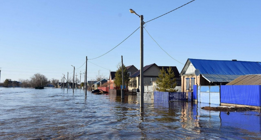 В Оренбурге угнанный автомобиль смыли паводковые воды