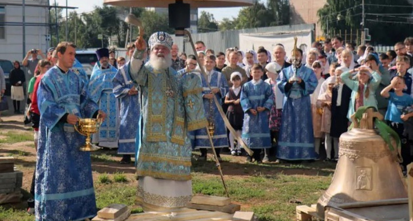 В Бузулуке подняли колокола на Свято-Троицкий собор 