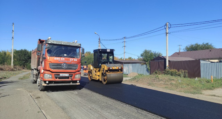 В Оренбурге начали укладывать асфальтобетон на улице Красной