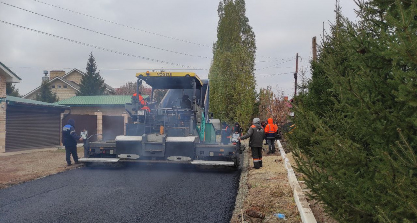 На улице Полевой в Оренбурге ведутся дорожные работы