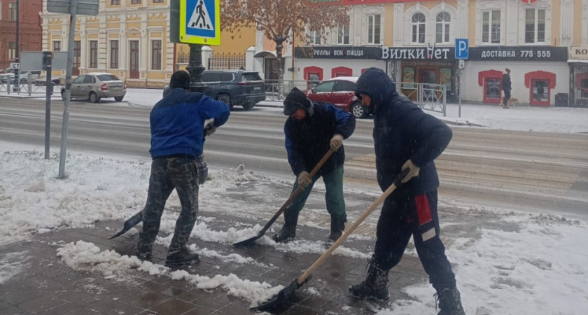 В Оренбурге устраняют последствия непогоды