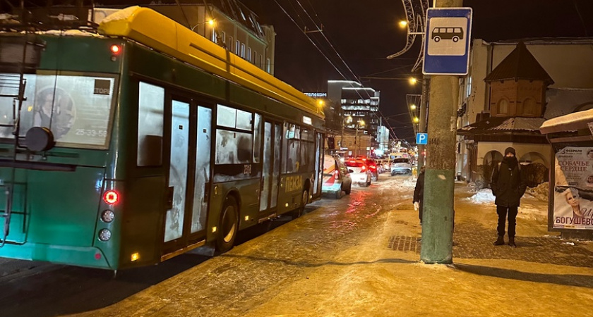 В Оренбурге столкнулись автомобиль и троллейбус