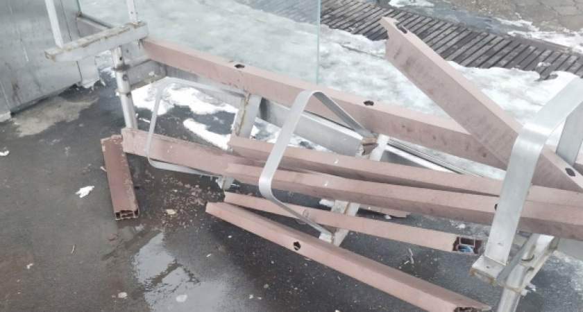 Вандалы разрушили скамейку на остановке ПО «Стрела» в Оренбурге