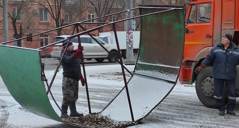 В Оренбурге на стадионе «Прогресс» проходит установка новогодней ели