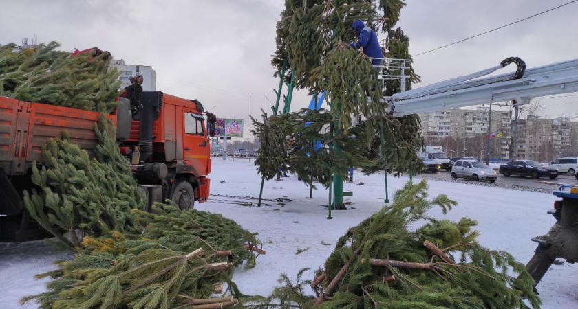 В Оренбурге происходит установка главной елки Южного федерального округа