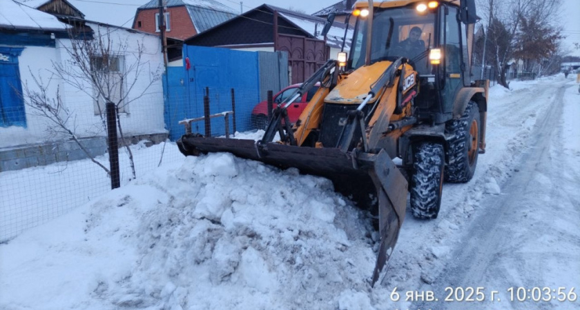 В Оренбурге дорожники убирают снег у церквей