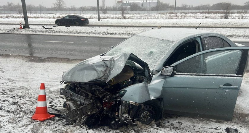 В Оренбурге Mitsubishi врезался в столб