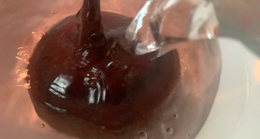 Больше не варю свеклу часами — хватает всего 15 минут: есть одна уловка при варке — выходит вкуснее, сочнее 