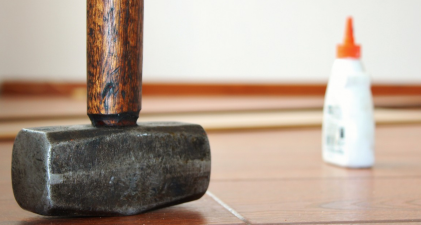 Вместо обоев клеим на стену ламинат: простейший способ монтажа, а красота — глаз не оторвать