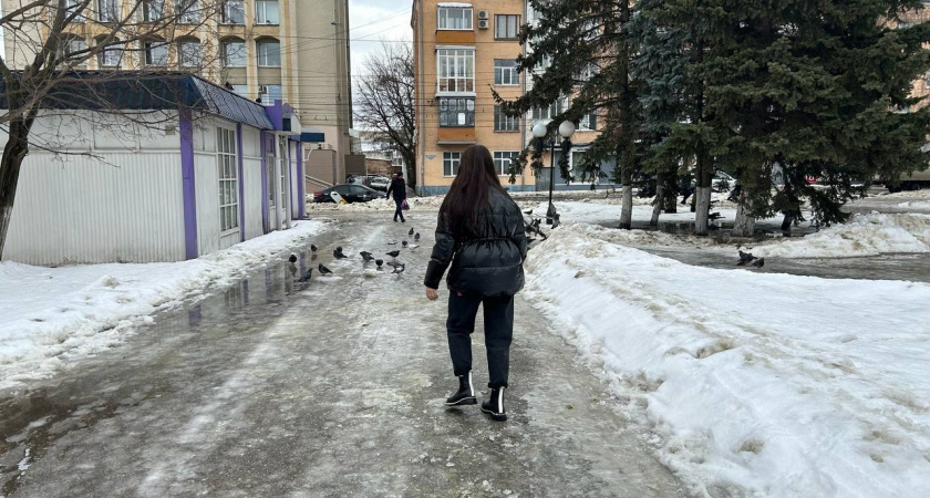 Коммунальные службы Оренбурга убирают на улицах остатки снега
