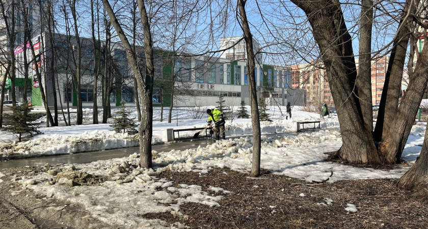 Жители Оренбурга жалуются на черные снежные горы 