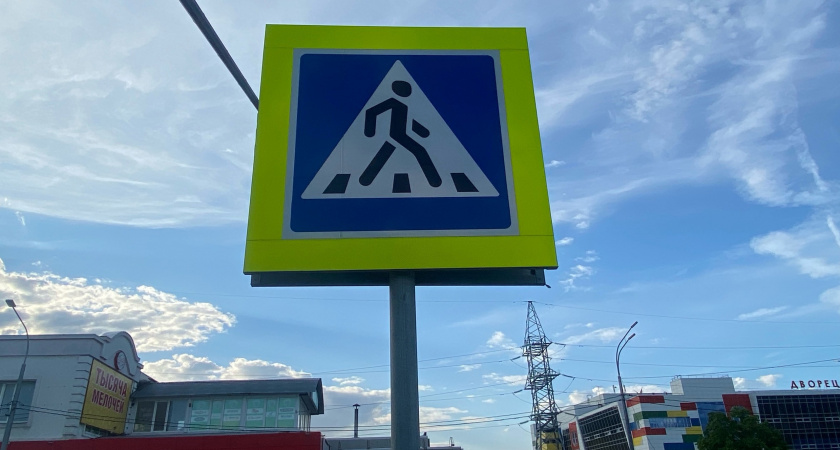 На улице Терешковой автомобиль снес дорожный знак