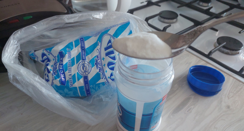 Посыпаю соль у порога и живу спокойно и радостно: вот почему это важно — древняя мудрость поражает актуальностью