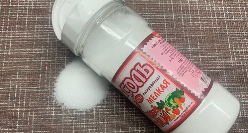 Посыпаю соль у порога и семья живет спокойно: вот почему это важно — древняя мудрость поражает актуальностью