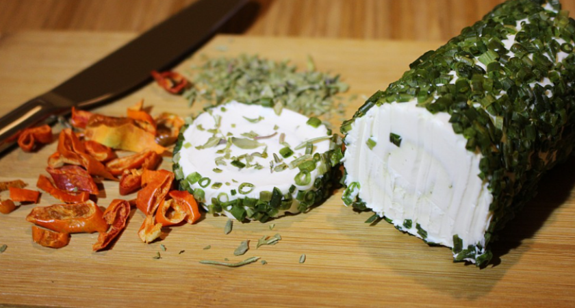 Смешиваю кефир со сметаной — и убираю в холодильник: Спустя 2 дня получаю нежный сливочный сыр