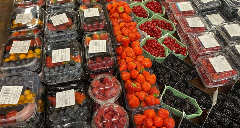 Эта ягода самая опасная: а мы покупаем ее как дорогой деликатес и кормим детей