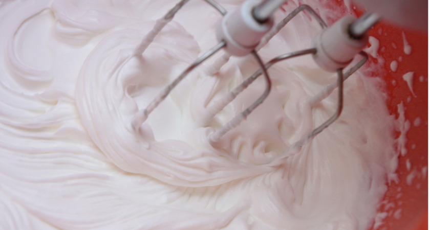 Не с маслом: вот с чем нужно смешать сгущёнку, чтобы получить «божественный» крем для тортов — всего за 1 минуту