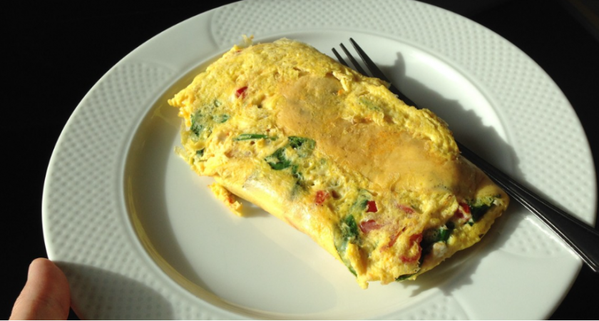 Два яйца и одна ложка - кремовая болтунья на завтрак готова: домашние вылизывают тарелки