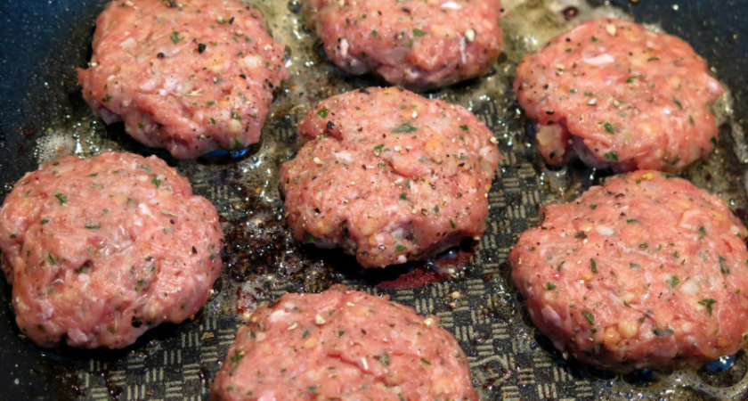 Жарьте котлеты и стейки без брызг: элементарный лайфхак, который работает