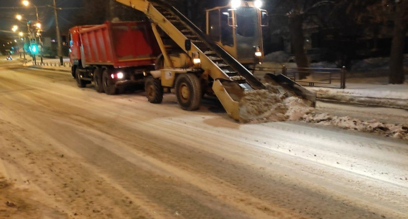 В Оренбурге коммунальные службы продолжают масштабные снегоуборочные работы