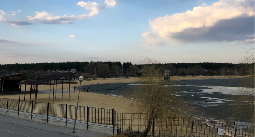 В Оренбурге начали распиливать лед на реке Урал 