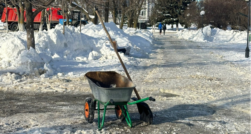 Коммунальные службы активно чистят город от снега и льда