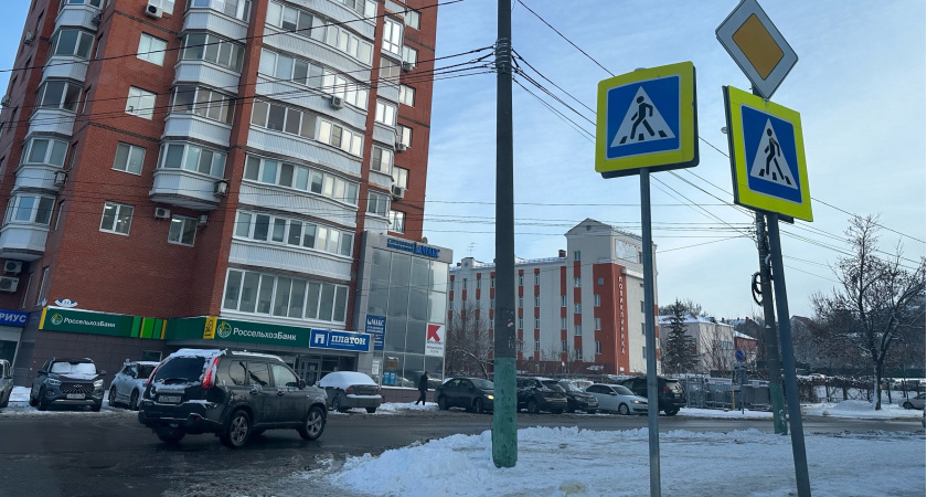 В Оренбурге в ЖК «Времена года» водитель врезался в припаркованные машины