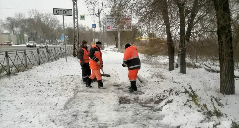 В Оренбурге продолжается борьба со снегом