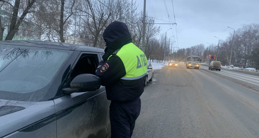 С 8 апреля водителей начнут штрафовать за такой тип колес - вот кто первый в списке