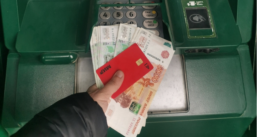 Уже с сегодняшнего дня: Сбербанк обратился ко всем, кто оставляет деньги на банковской карте