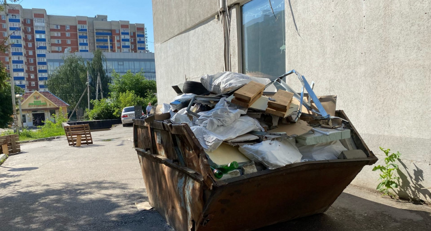 В Оренбурге следят за соблюдением правил парковки около мусорных площадок
