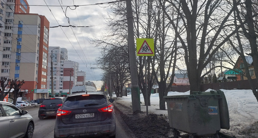 Фото к статье: Коммунальщики Оренбурга наводят порядок в городе