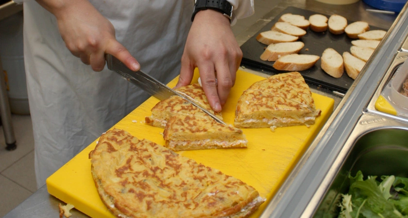 Фото к статье: Заменяю молоко в омлете одним продуктом и получаю необычайную нежность: хитрость от шеф-повара