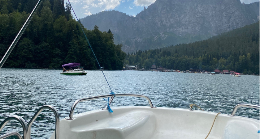 "Попрошайки и разгромленные дома": россиянин оставил честный отзыв об отдыхе в Абхазии