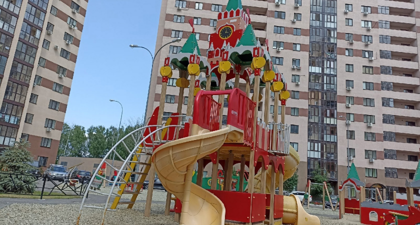 В Домбаровском районе заменили старую детскую площадку на новую