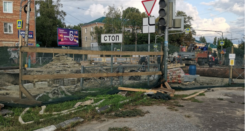 В Октябрьском районе чинят старую трубу после требований прокурора