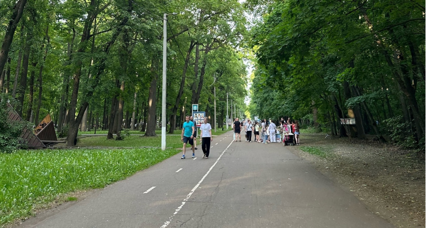 В Оренбурге чистят популярную прогулочную тропу у реки