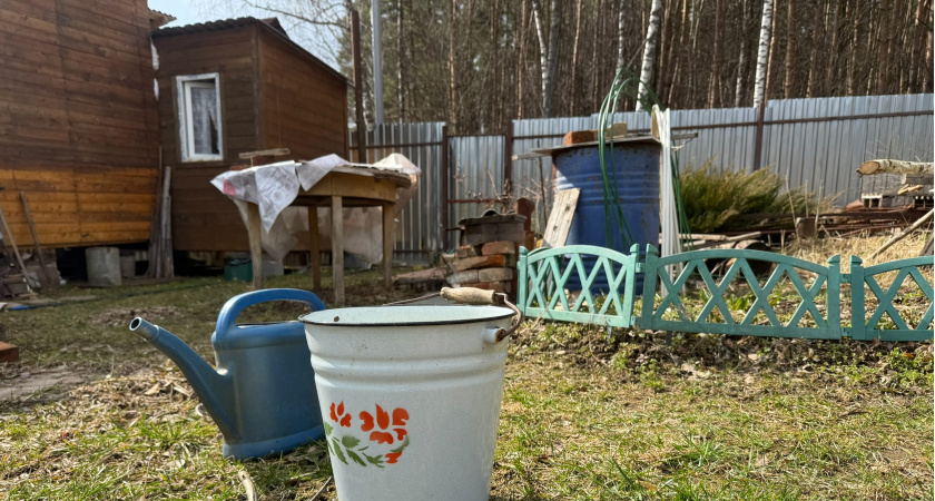 Дырявую железную бочку на даче не выбрасываю: замазываем и дефекта нет — снова наполняем водой 